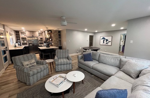 South Haven House | Great North Side Location.Walk to Beach and Downtown.4 King Beds!