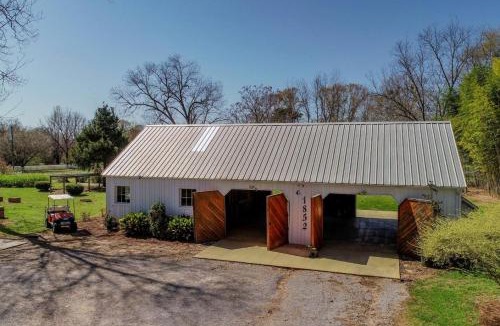 Clinton House | Greek Revival 8br/6.5b w/Kitchen-35 Min to U of Alabama!