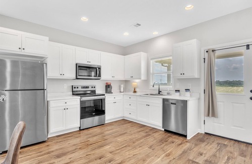 Columbus House | Green Light Cottage, 2BR, patio w/grill
