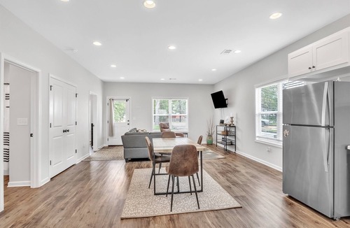 Columbus House | Green Light Cottage, 2BR, patio w/grill