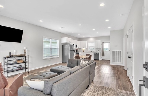 Columbus House | Green Light Retreat, 2BR, Columbus