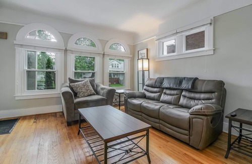Grosse Pointe House | ★Grosse Pointe Getaway★ ★Downtown Detroit Close★