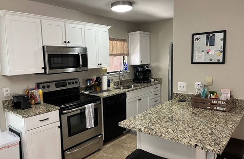 Oak Court House | Grotto Family Getaway Townhouse Last Min Weekend Deal, Pets Are Welcome