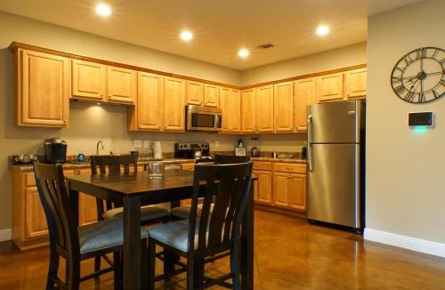 Kreole Apartment | Ground Floor, 3BR Sleeps 8, Near Ingalls and Chevron -F-