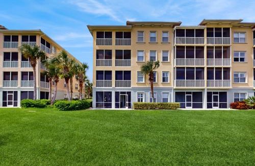 Palm Coast House | Ground floor waterview condo with resort amenities, private patio and pool
