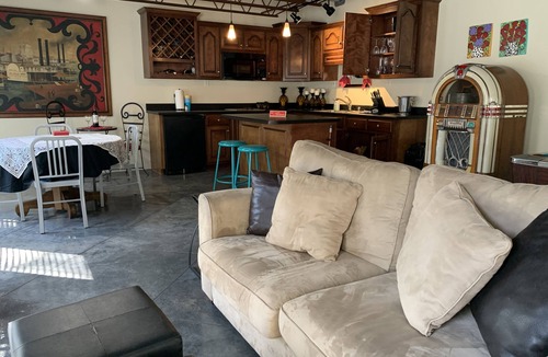 Tuscaloosa House | GUEST QTRS-SLEEPS 2-4 - 7 miles to U of A. RELAXING, ROOMY INSIDE & OUT, PRIVATE