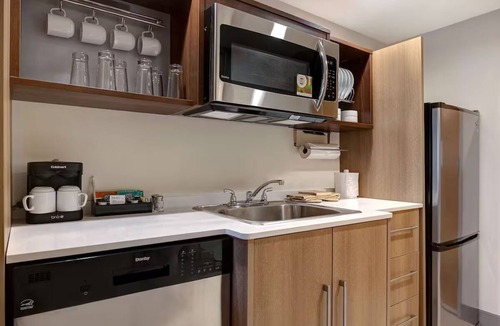 Pensacola Hotel | Gulf Breeze 2 Queen Studio w/Breakfast & Pool