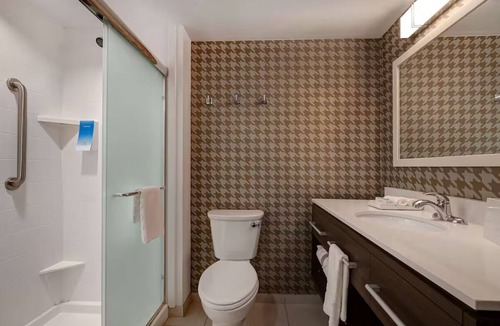 Pensacola Hotel | Gulf Breeze King Studio w/Breakfast & Pool