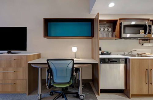 Pensacola Hotel | Gulf Breeze King Studio w/Breakfast & Pool
