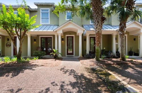 Gulf Place House | Gulf Place Courtyard 29 by Newman-Dailey