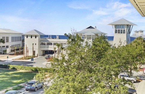 Beach District Condo | Gulf Side Condo Steps from Beach-Community Pool