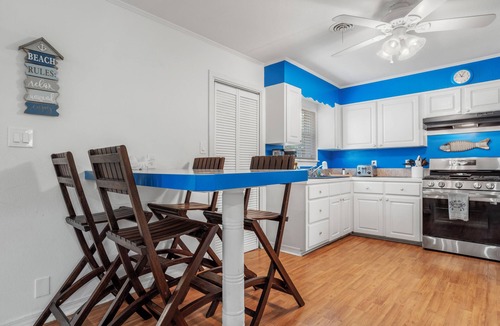 Ocean Springs House | GULF VIEW PLACE - 3 1/2 MINUTE WALK TO EAST BEACH! 1.7 MILES TO CENTER OF TOWN!
