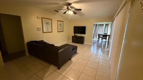 Englewood Park House | H8 Private Room with Smart TV Near Everything