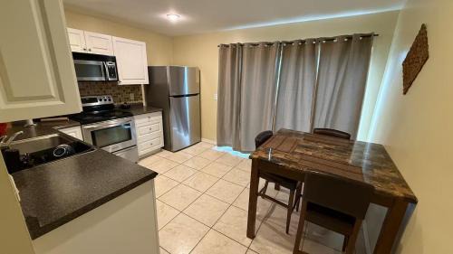 Englewood Park House | H8 Private Room with Smart TV Near Everything