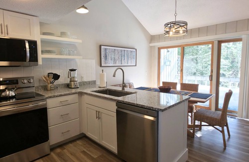 Harbor Springs Condo | Harbor Cove 28 Beach & Pool Retreat: A cozy 3BR condo in scenic Harbor Springs