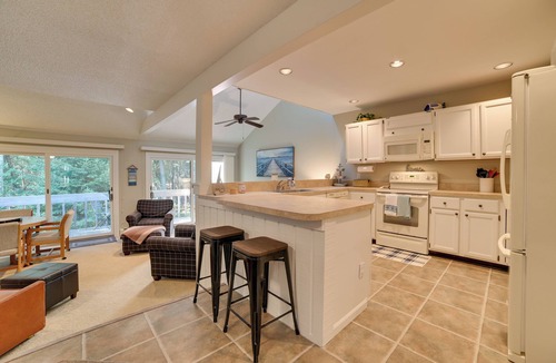 Harbor Springs Condo | Harbor Springs Condo w/Fireplace Near Skiing!