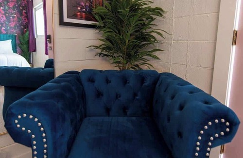 Trenton Hotel | Havana Room #10– Vintage Cuban Flair at Boutique Motel
