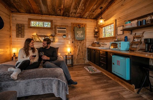 Albertville Cabin | Hawks Nest Treehouse With Hot Tub, Romantic Forest Escape