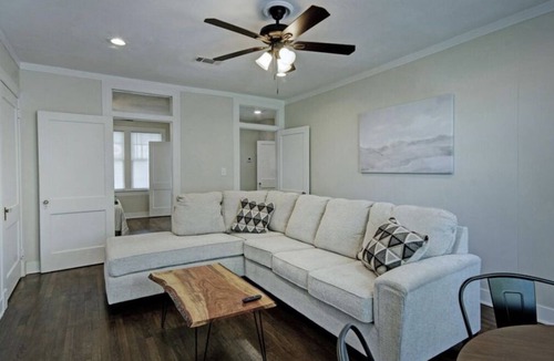 Clinton Apartment | Heart Welcoming Home ! Minutes Away From A Theater & Local Foods!!