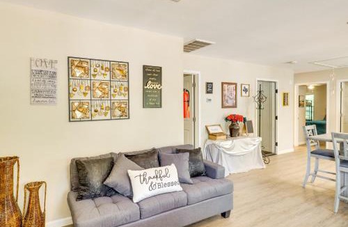 Geneva Apartment | Hemphill Vacation Rental w/Pool, Walk to Lake!