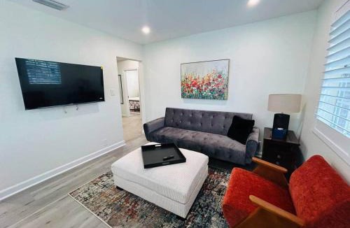 Avondale House | Hi Guest! It’s the upstairs of a cozy duplex.