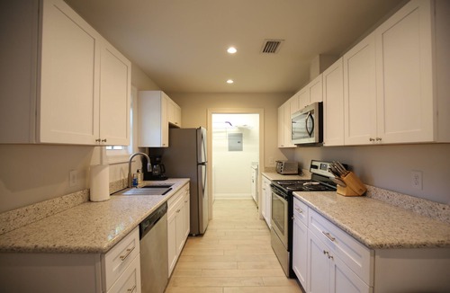 East Pensacola Heights Cottage | Hibiscus Sunrise Cottage - Walk to local dining & Bayou Texar, Close to downtown