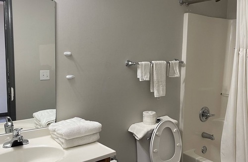 Barnesville Hotel | High Falls Inn and Suites