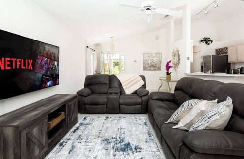 Westbury House | High Point Oasis - 4 BDR For 8