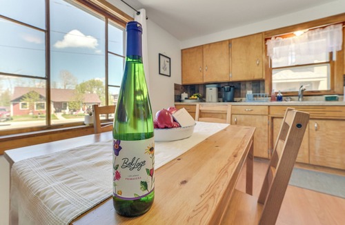 Cedar House | Hike, Ski & Ice Fish! Cozy Bungalow in Cedar
