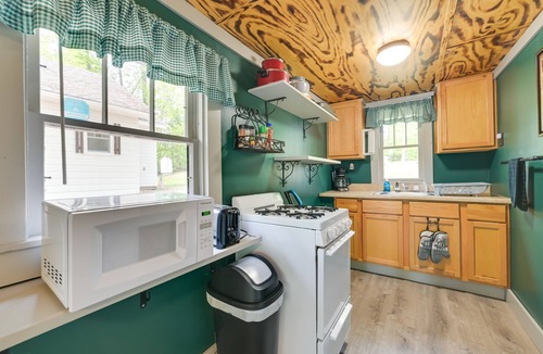 Carp Lake Cottage | Hike + Snow Play! Waterfront Paradise Lake Retreat