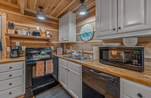 Fort Payne Cabin | HIKING;Mentone;DeSoto Falls; Mentone; Lookout Mtn; Hot tub, No Pet Fee-1 pet-