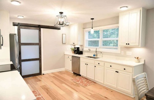 Rossville House | Hillside Retreat-Sleeps 8, Hot Tub, Fire Pit.
