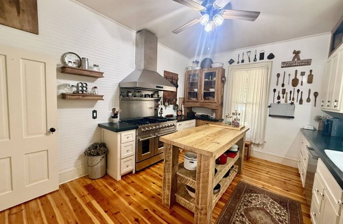 Sorrento House | Historic 1920 Farmhouse on 6 acres,Huge Pool, Chef’s Kitchen,minutes to Mt Dora!