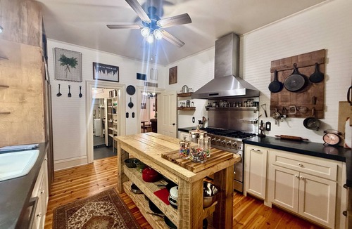 Sorrento House | Historic 1920 Farmhouse on 6 acres,Huge Pool, Chef’s Kitchen,minutes to Mt Dora!