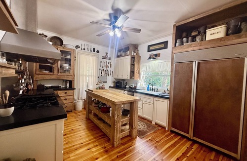 Sorrento House | Historic 1920 Farmhouse on 6 acres,Huge Pool, Chef’s Kitchen,minutes to Mt Dora!