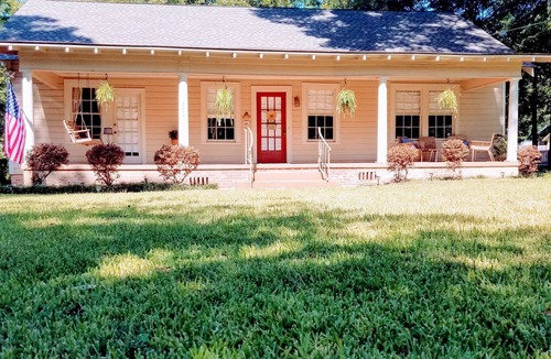 Montgomery Cottage | Historic 2-Bedroom Cloverdale Cottage