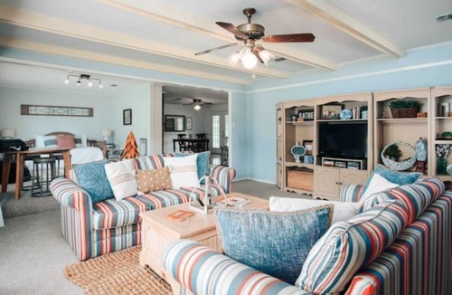 Hattiesburg House | Historic FarmHouse with Goats & Glass Blowing