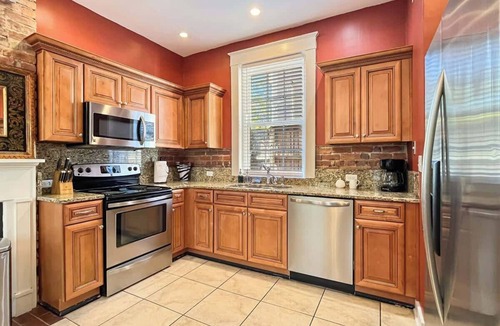 Savannah Victorian District House | Historic Hideaway on Forsyth