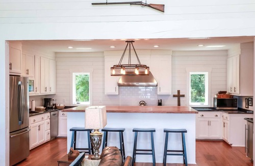 Brooks County Cabin | Historic lodge on historic Lake Nichols