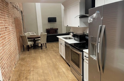 Rayne Apartment | Historic Worthmore Suite A