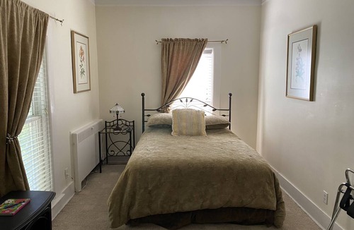South Haven Bed & Breakfast | Historical Monroe Manor - Arbor Room