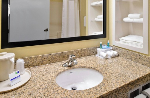 Clanton Hotel | Holiday Inn Express Clanton by IHG