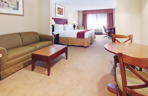 Canton Hotel | Holiday Inn Express Hotel & Suites Canton by IHG
