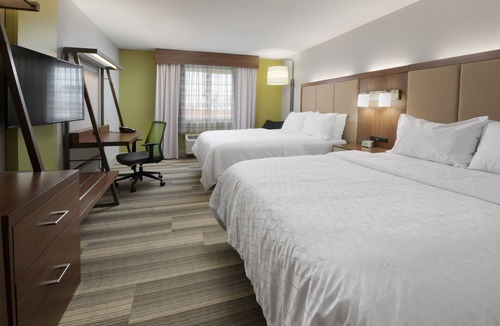 Magnolia Hotel | Holiday Inn Express Hotel & Suites Magnolia-Lake Columbia by IHG