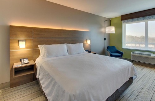 Columbus Hotel | Holiday Inn Express & Suites Columbus - Ft Benning Maingate by IHG