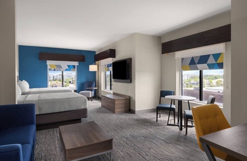 Orlando Hotel | Holiday Inn Express & Suites Orlando East - UCF Area by IHG