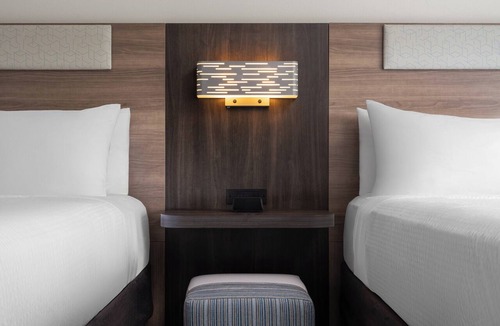 Orlando Hotel | Holiday Inn Express & Suites Orlando East - UCF Area by IHG