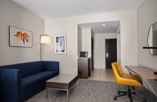 Orlando Hotel | Holiday Inn Express & Suites Orlando East - UCF Area by IHG