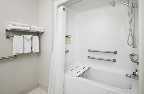 Valdosta Hotel | Holiday Inn Express & Suites Valdosta West - Mall Area by IHG
