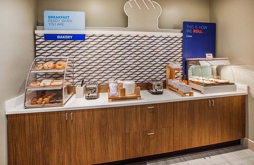 Springlake Hotel | Holiday Inn Express & Suites Shreveport South Park Plaza, an IHG Hotel